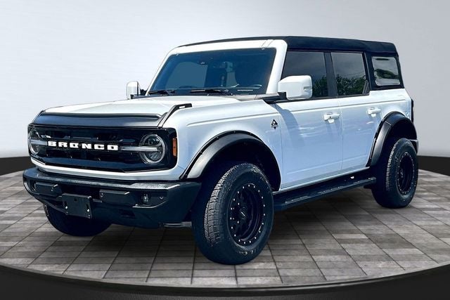 2024 Ford Bronco Outer Banks in Oxford White — front three-quarter view