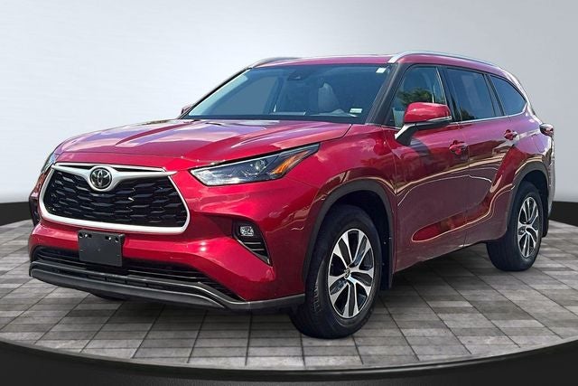 2022 Toyota Highlander XLE in Ruby Flare Pearl — front three-quarter view