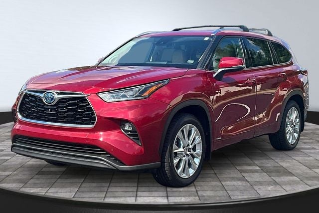 2022 Toyota Highlander Hybrid Limited in Ruby Flare Pearl — front three-quarter view