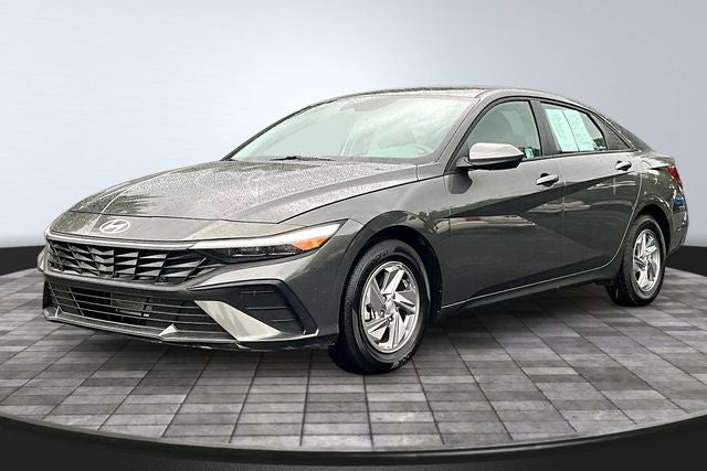 2025 Hyundai Elantra SE in Amazon Gray — front three-quarter view