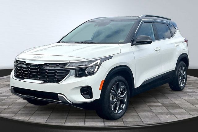 2024 Kia Seltos S in Clear White/Black Roof — front three-quarter view
